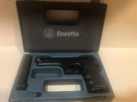 Hola vendo Beretta 92 fs , con dos cargadores, cachas hoge  y maletín original de Beretta, en muy buen 02