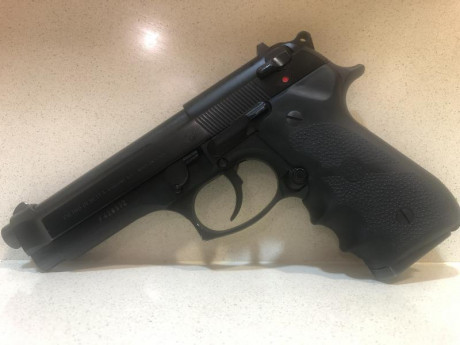 Hola vendo Beretta 92 fs , con dos cargadores, cachas hoge  y maletín original de Beretta, en muy buen 01