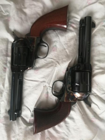Tengo un revolver Uberti Peacemaker Evil Roy del 45 Long Colt cañon 4 3/4 y otro Uberti Peacemaker del 02