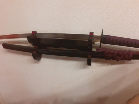 Buenas:
Pongo a la venta esta preciosa espada de la casa Yarinohanzo. Su precio es de 110 E puesta en 01
