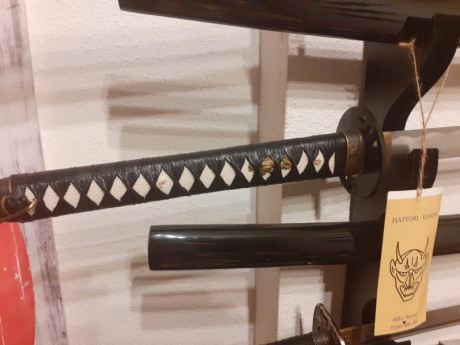 Muy buenas :
Sigo haciendo hueco para nuevas piezas y por ese motivo pongo a la venta esta katana réplica 02