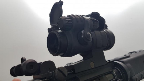 Hola, vendo Aimpoit Comp M2, de 4 moas,  tiene puesta la funda de goma del Comp 3, kill fash, con motura 00