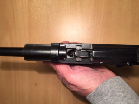 Se trata de una pistola Walther P 38 con el código CYQ (Speewerke) y por su numeración fabricada en el 00
