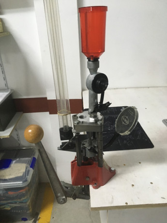 Un amigo me pide que le ayude a vender una maquina de recarga progresiva LEE Pro 1000, con dispensador 02
