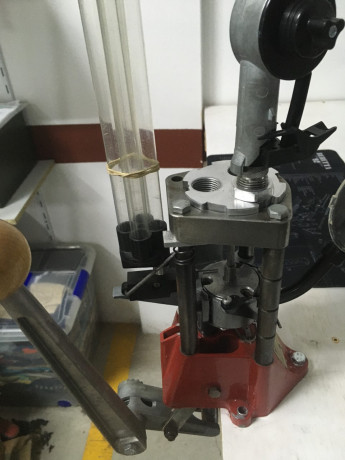 Un amigo me pide que le ayude a vender una maquina de recarga progresiva LEE Pro 1000, con dispensador 01