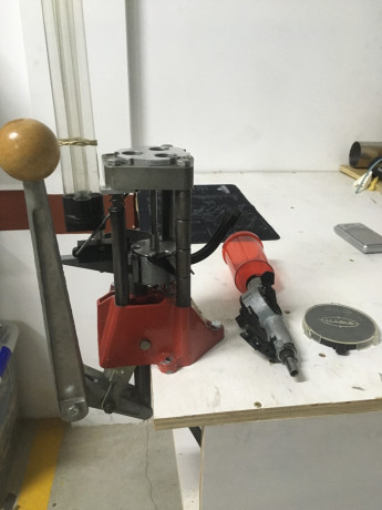 Un amigo me pide que le ayude a vender una maquina de recarga progresiva LEE Pro 1000, con dispensador 00