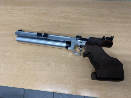 Vendo pistola  steyr lp10 sportwaffen
Con dos depositos fecha 2010/04
La cacha es una L del modelo nuevo 00