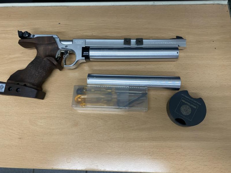 Vendo pistola  steyr lp10 sportwaffen
Con dos depositos fecha 2010/04
La cacha es una L del modelo nuevo 11