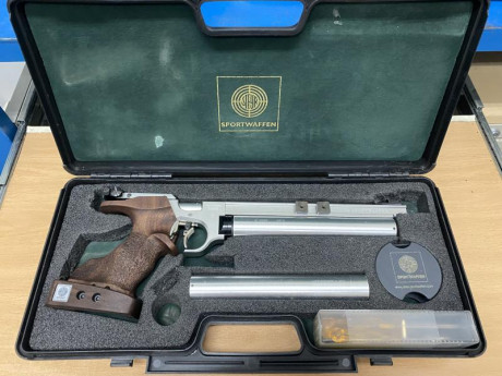 Vendo pistola  steyr lp10 sportwaffen
Con dos depositos fecha 2010/04
La cacha es una L del modelo nuevo 10