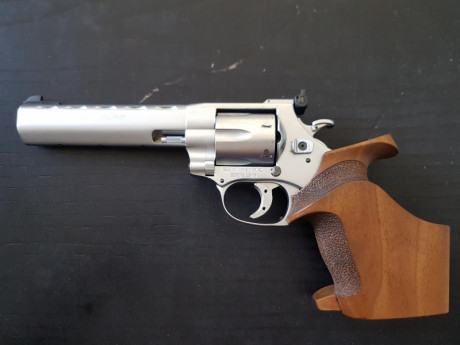 Vendo revolver Weihrauch Target Trophy cal 32. El revolver está impoluto como se puede apreciar en las 01