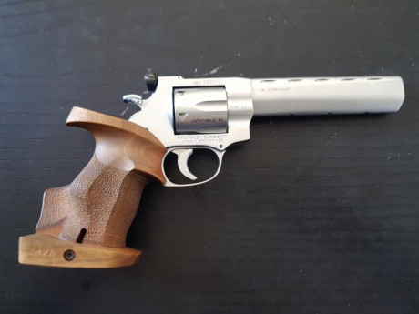 Vendo revolver Weihrauch Target Trophy cal 32. El revolver está impoluto como se puede apreciar en las 00