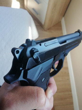 Vendo beretta 92fs 9mm un arma legendaria en perfecto estado con dos cargadores y en su caja original 02
