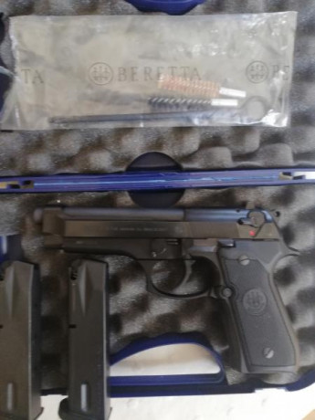 Vendo beretta 92fs 9mm un arma legendaria en perfecto estado con dos cargadores y en su caja original 01