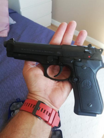 Vendo beretta 92fs 9mm un arma legendaria en perfecto estado con dos cargadores y en su caja original 00