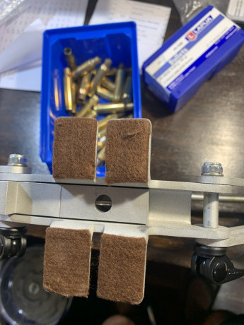 Se vende Bípode en buen estado, 80 euros 
 Se encuentra en Pamplona, pesa 500 gramos 00