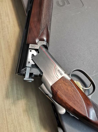 Vendo Browning B725, Sporter/Trap. Con chokes originales extender DS de la marca. 76 cm de cañón. Impecable 01