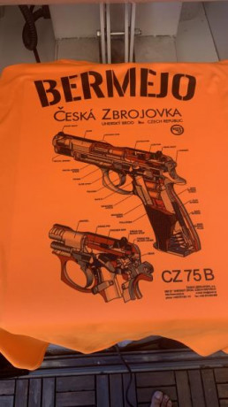 Hola amigos! ya que se muestran tantas armas buenas creo que a los propietarios de una cz 75 se nos tendría 121