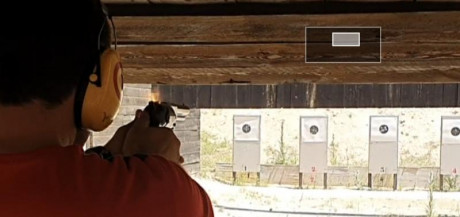 Hola, he encontrado este video, donde se ve a un tirador, que dispara un arma de avancarga, y al parecer 81