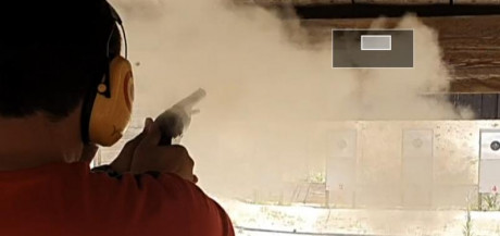 Hola, he encontrado este video, donde se ve a un tirador, que dispara un arma de avancarga, y al parecer 80