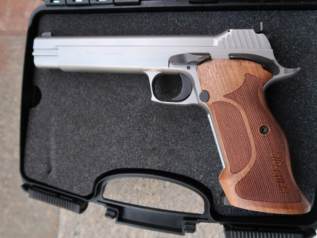 Limpiando el armero, me he encontrado con esta joya que ya la tenía prácticamente olvidada.

Se trata 00