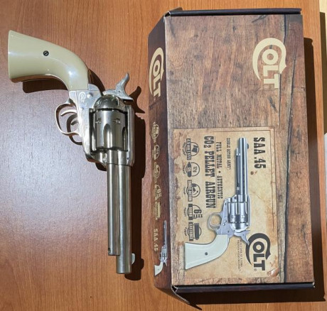 Vendo estos tres revólveres, un Webley, un Schofield y un Sigle Action, los tres de CO2, el Webley dispara 22