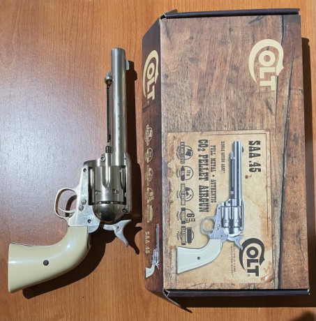 Vendo estos tres revólveres, un Webley, un Schofield y un Sigle Action, los tres de CO2, el Webley dispara 21