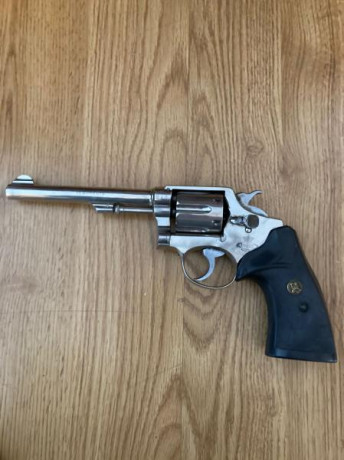 Hola
Un conocido me ha enviado fotos de un revolver que parece una copia del Smith and wesson modelo 10.
Pero 01