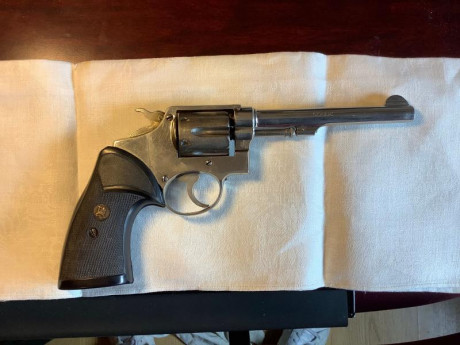 Hola
Un conocido me ha enviado fotos de un revolver que parece una copia del Smith and wesson modelo 10.
Pero 00