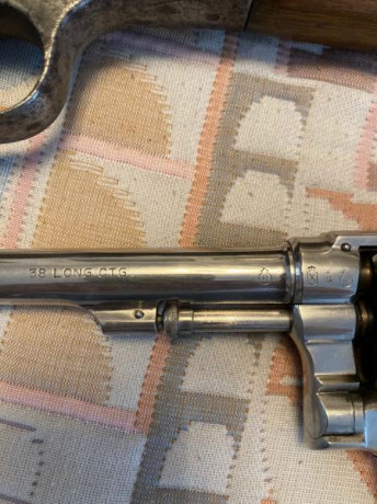 Hola
Un conocido me ha enviado fotos de un revolver que parece una copia del Smith and wesson modelo 10.
Pero 12