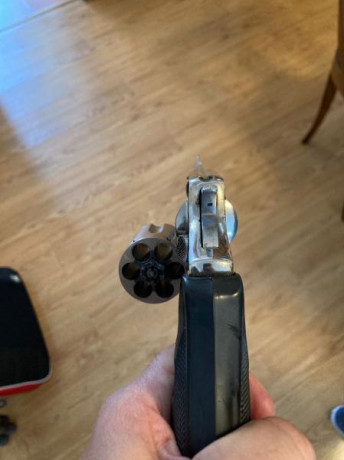 Hola
Un conocido me ha enviado fotos de un revolver que parece una copia del Smith and wesson modelo 10.
Pero 11