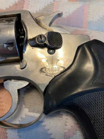 Hola
Un conocido me ha enviado fotos de un revolver que parece una copia del Smith and wesson modelo 10.
Pero 10