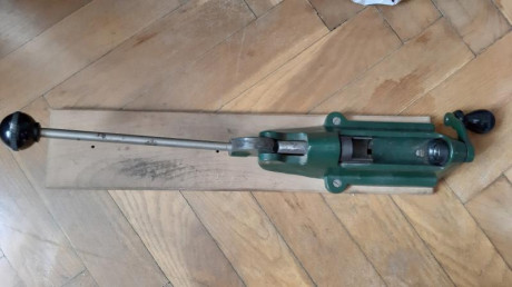 En venta antigua máquina de recarga de cartuchos de escopeta de calibre 12, con los útiles que aparecen 01