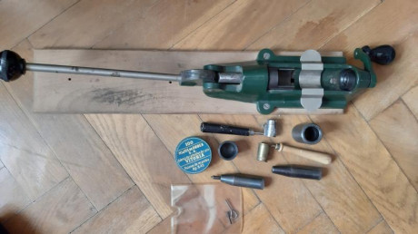 En venta antigua máquina de recarga de cartuchos de escopeta de calibre 12, con los útiles que aparecen 00