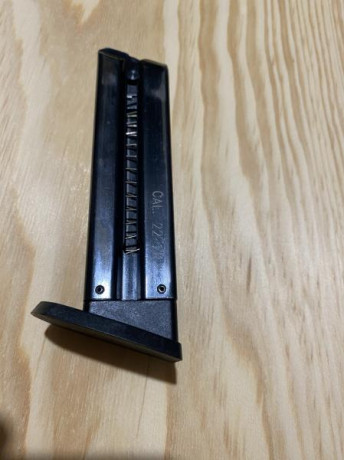 Se vende , libro y cargador original  de ,CZ 122 SPORT 22Lr , en perfecto estado 02