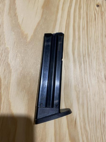 Se vende , libro y cargador original  de ,CZ 122 SPORT 22Lr , en perfecto estado 00