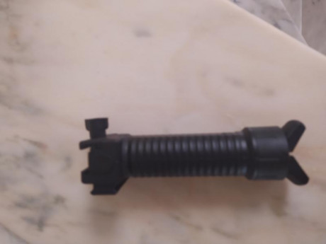 Buenas se vende empuñadura para carabina de aire siempre que tengan un rail picattini 
Se hace bipode.Se 01