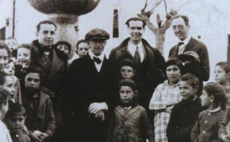  EN RECUERDO Y HOMENAJE A LOS QUE YA NO ESTÁN. 

Si pones en  GOOGLE    PASAPORTES EN LA MEMORIA   da 112