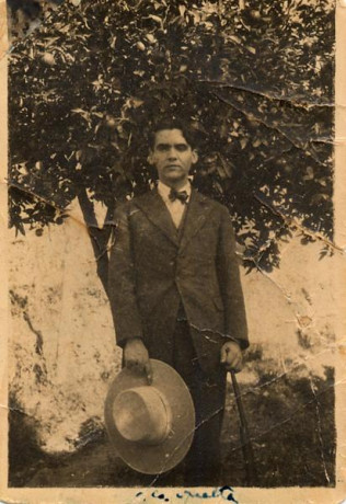  EN RECUERDO Y HOMENAJE A LOS QUE YA NO ESTÁN. 

Si pones en  GOOGLE    PASAPORTES EN LA MEMORIA   da 120