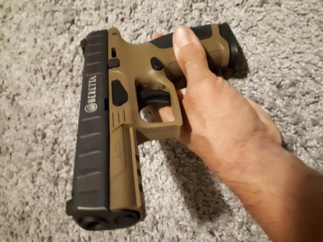 Vendo Beretta apx en estado excelente muy poco uso tres culatines gris desierto y negro láser y linterna 01