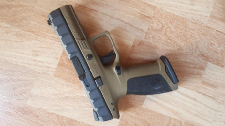 Vendo Beretta apx en estado excelente muy poco uso tres culatines gris desierto y negro láser y linterna 10