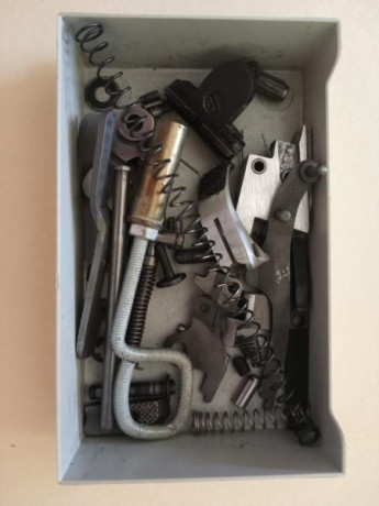 Vendo Unique DES/32-U con bastante piecerío, cuatro cargadores, tres contrapesos, repuestos, cazavainas, 30