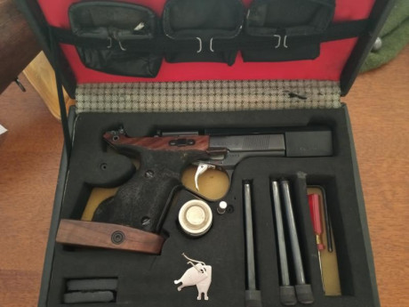 Vendo Unique DES/32-U con bastante piecerío, cuatro cargadores, tres contrapesos, repuestos, cazavainas, 40