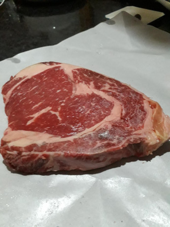 Hoy para comer acelgas hervidas y chuletón de vaca gallega vieja con seis semanas de maduración en cámara 51