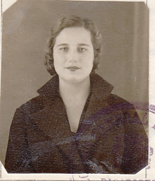  EN RECUERDO Y HOMENAJE A LOS QUE YA NO ESTÁN. 

Si pones en  GOOGLE    PASAPORTES EN LA MEMORIA   da 50