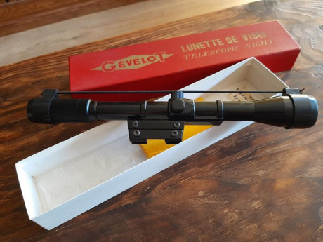 Buenas a todos.
Vendo este visor totalmente "vintage" de la marca Gevelot de 4x20. En su caja 02