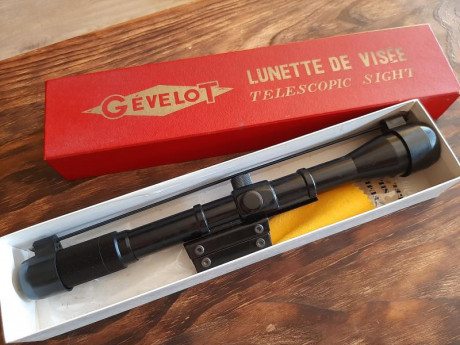 Buenas a todos.
Vendo este visor totalmente "vintage" de la marca Gevelot de 4x20. En su caja 01