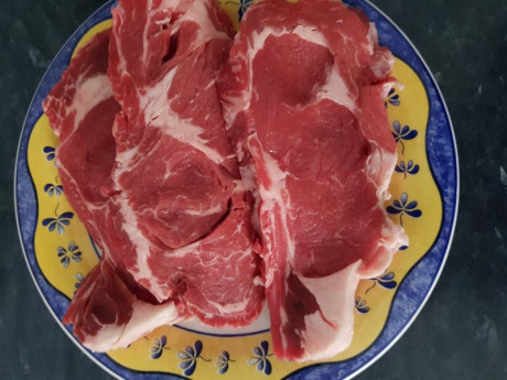 Hoy para comer acelgas hervidas y chuletón de vaca gallega vieja con seis semanas de maduración en cámara 22