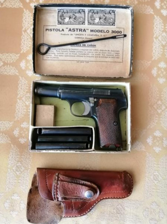 Hola buenas tardes, pongo a la venta esta ASTRA 300 del cal 9c con 4 cargadores, funda interior, baqueta 02