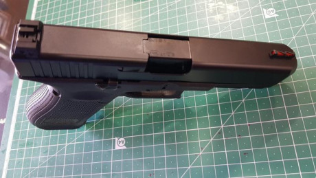 Vendo glock 17 9mm 5ªgen con dos cargadores originales, caja etc. Monta mira de fibra y alza ajustable, 01