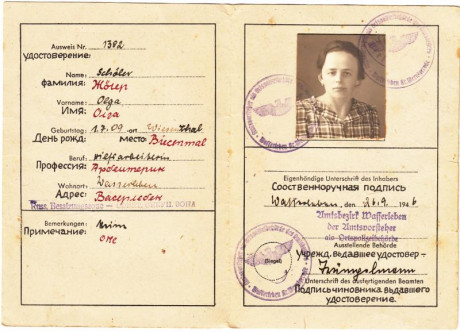  EN RECUERDO Y HOMENAJE A LOS QUE YA NO ESTÁN. 

Si pones en  GOOGLE    PASAPORTES EN LA MEMORIA   da 131